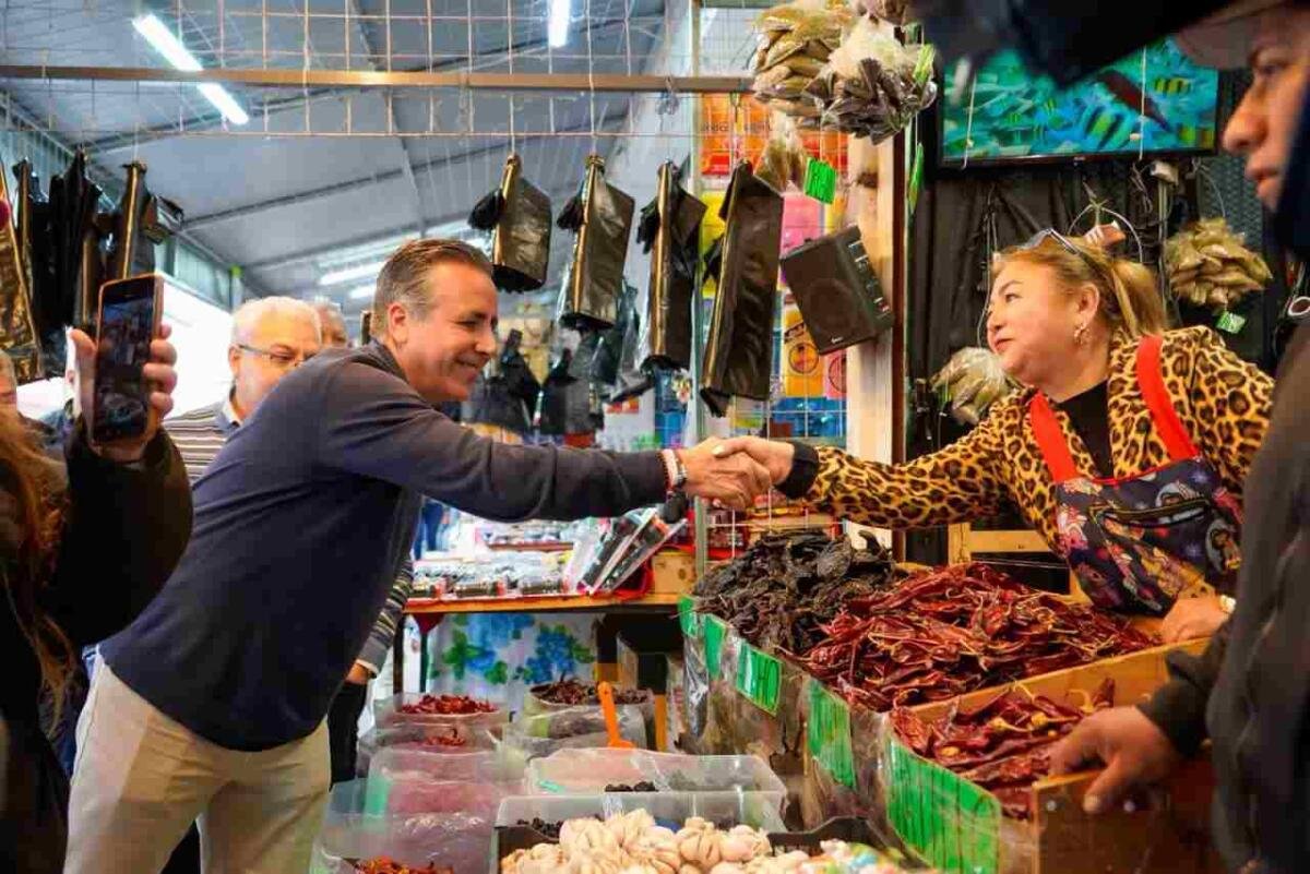 AYUNTAMIENTO DE CÓRDOBA ATIENDE A COMERCIANTES AMBULANTES PARA GENERAR ACUERDOS Y SOLUCIONES VIABLES