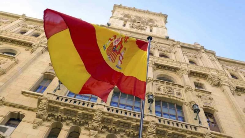 ESPAÑA APRUEBA REGULARIZAR A 500,000 MIGRANTES CON TRÁMITES CORTOS