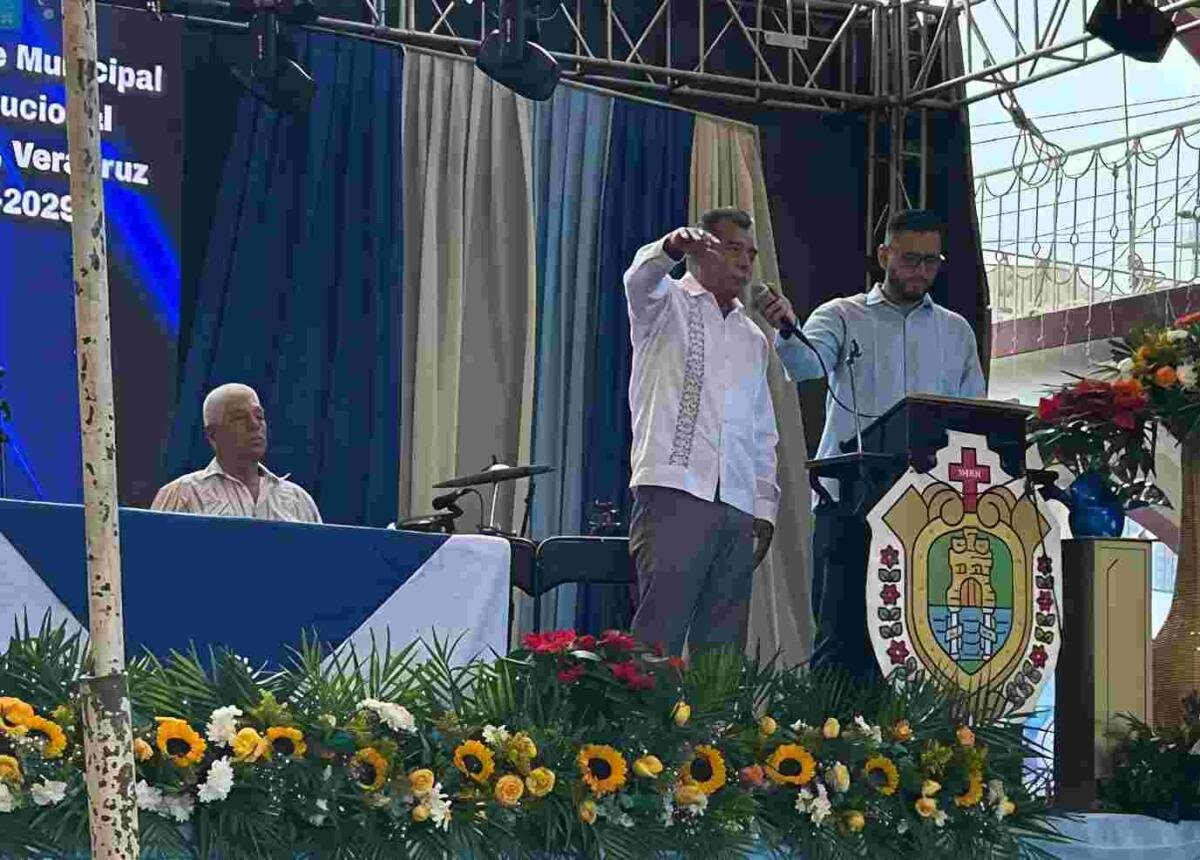 NICOLÁS PRADO RINDE PROTESTA COMO ALCALDE DE TOMATLÁN