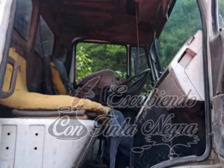 MUERE CONDUCTOR DE TRACTO CAMIÓN DE UN INFARTO