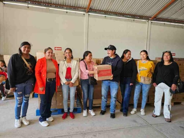 ENTREGAN APOYOS ALIMENTARIOS A ESCUELAS DE CALCAHUALCO