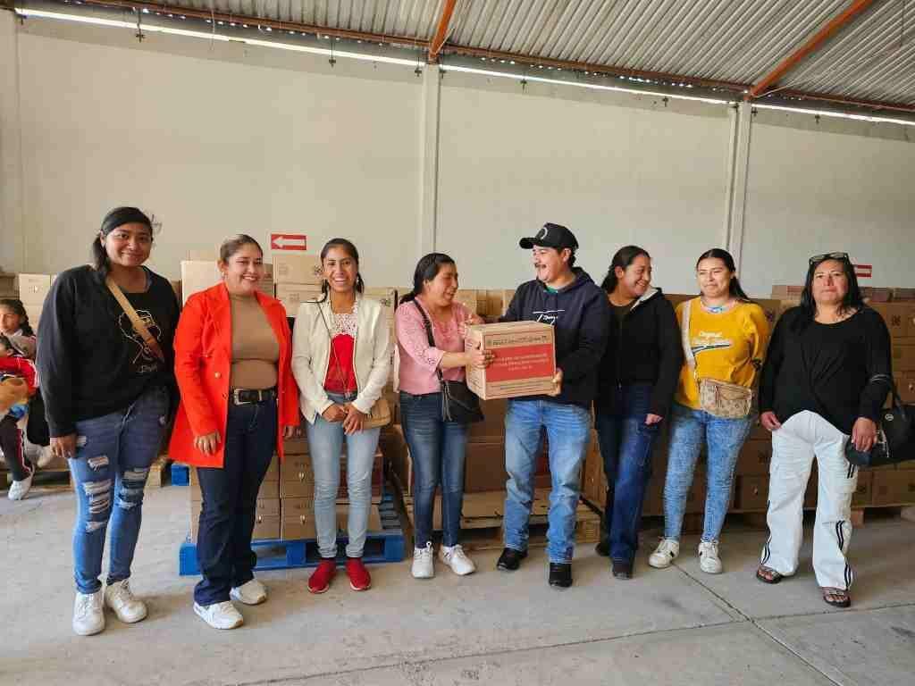 ENTREGAN APOYOS ALIMENTARIOS A ESCUELAS DE CALCAHUALCO