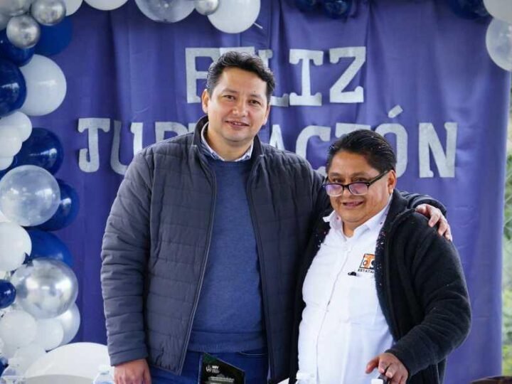 RECONOCEN TRAYECTORIA DE PROFESOR DE CALCAHUALCO