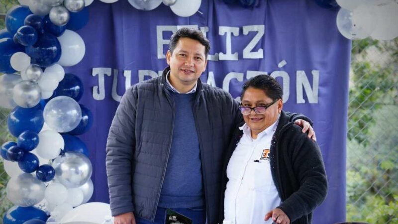 RECONOCEN TRAYECTORIA DE PROFESOR DE CALCAHUALCO