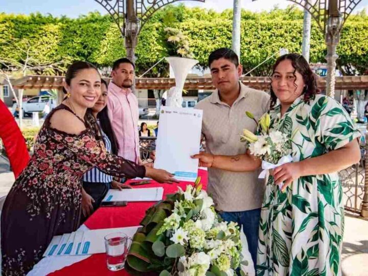 SE CASAN 27 PAREJAS EN IXHUATLÁN