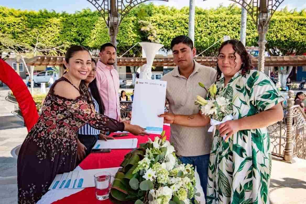 SE CASAN 27 PAREJAS EN IXHUATLÁN