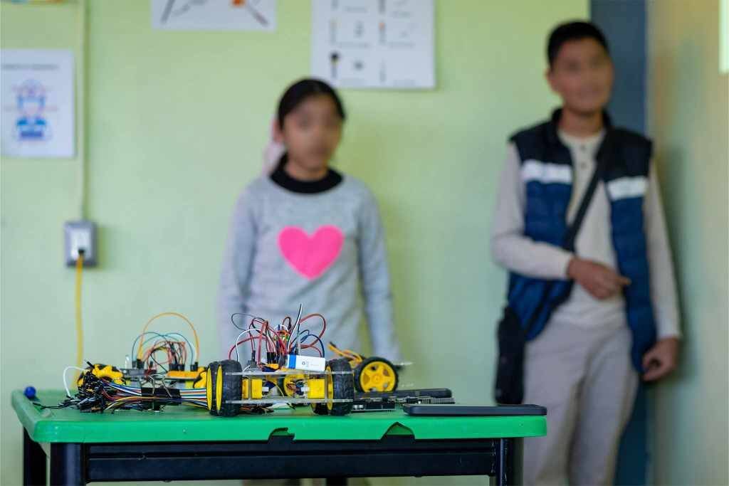 PARTICIPAN NIÑOS DE COSCO EN CURSO DE ROBÓTICA