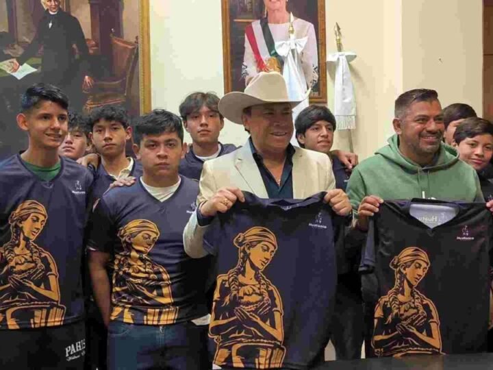 ALCALDE DE HUATUSCO ENTREGA UNIFORMES A SELECTIVO DE FÚTBOL