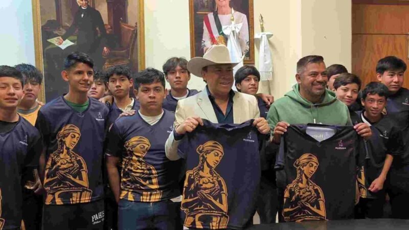 ALCALDE DE HUATUSCO ENTREGA UNIFORMES A SELECTIVO DE FÚTBOL