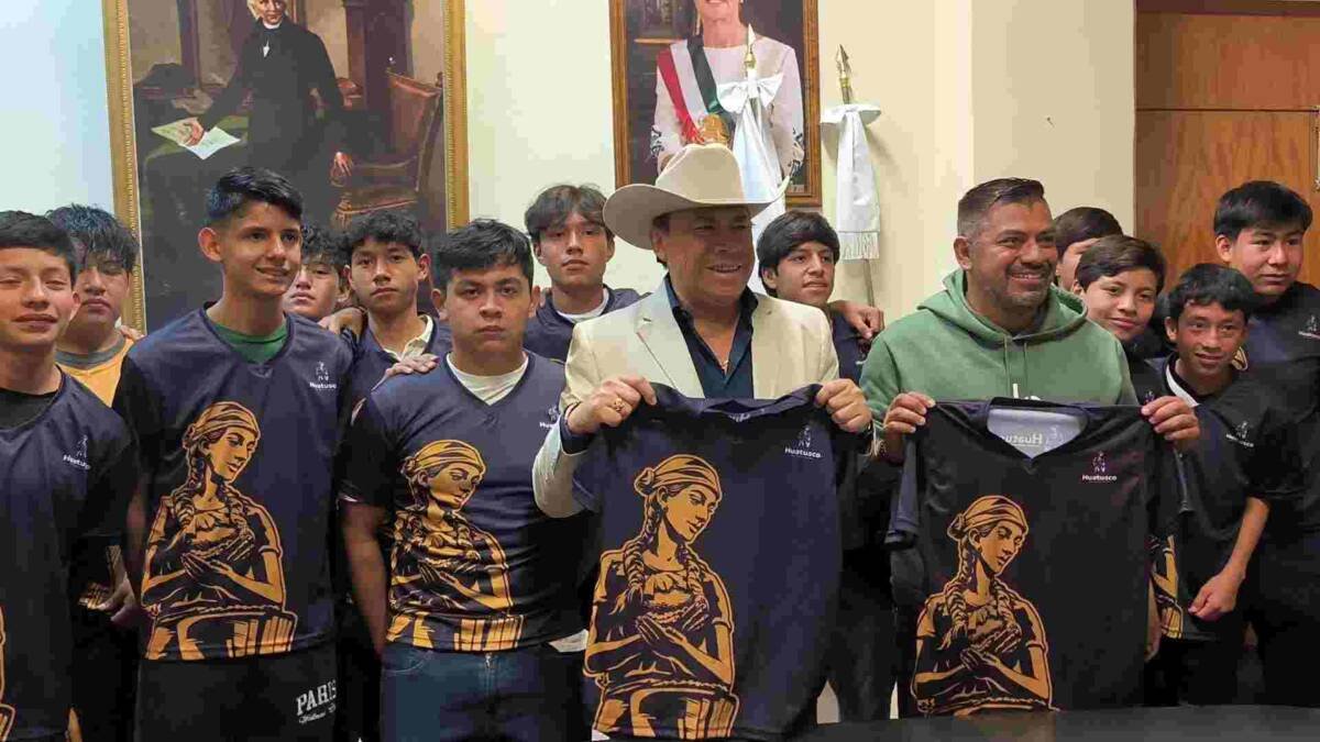 ALCALDE DE HUATUSCO ENTREGA UNIFORMES A SELECTIVO DE FÚTBOL