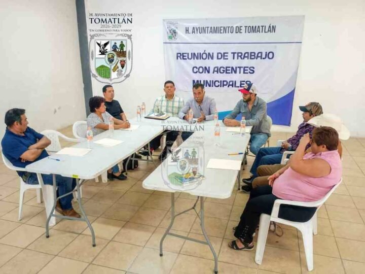 SE REUNE ALCALDE DE TOMATLÁN CON AGENTES MUNICIPALES