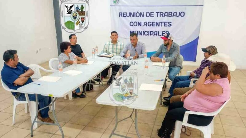 SE REUNE ALCALDE DE TOMATLÁN CON AGENTES MUNICIPALES
