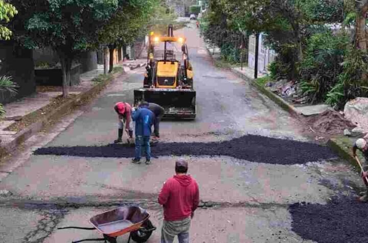 REALIZAN TRABAJOS DE BACHEO EN LA AVENIDA 2 Y CALLE 7