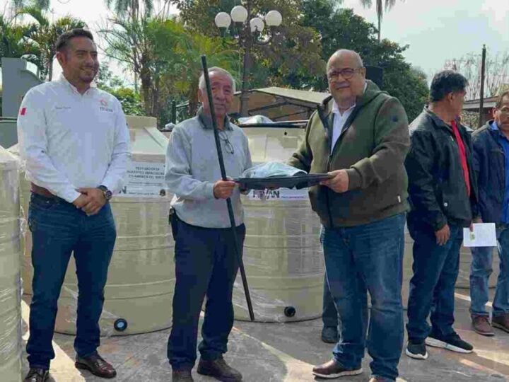 ENTREGA ALCALDE DE FORTÍN DEPÓSITOS DE AGUA Y CALENTADORES SOLARES