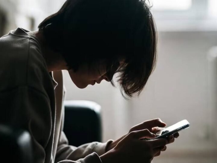 REINO UNIDO ANALIZA PROHIBIR REDES SOCIALES A MENORES DE 16 AÑOS Y REGULAR LA IA