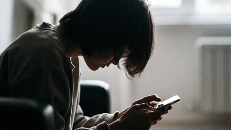 REINO UNIDO ANALIZA PROHIBIR REDES SOCIALES A MENORES DE 16 AÑOS Y REGULAR LA IA