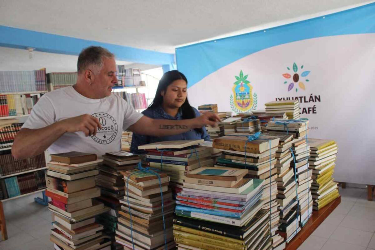 DONAN LIBROS A IXHUATLÁN DEL CAFÉ