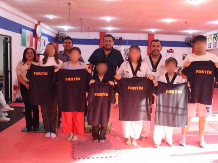 TAEKWONDOÍNES DE FORTÍN RECIBEN SUS UNIFORMES Y ESTÁN LISTOS PARA EL ESTATAL