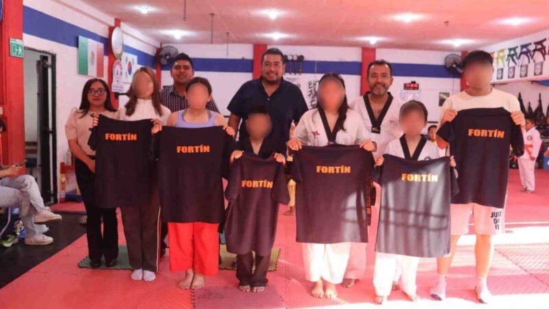 TAEKWONDOÍNES DE FORTÍN RECIBEN SUS UNIFORMES Y ESTÁN LISTOS PARA EL ESTATAL
