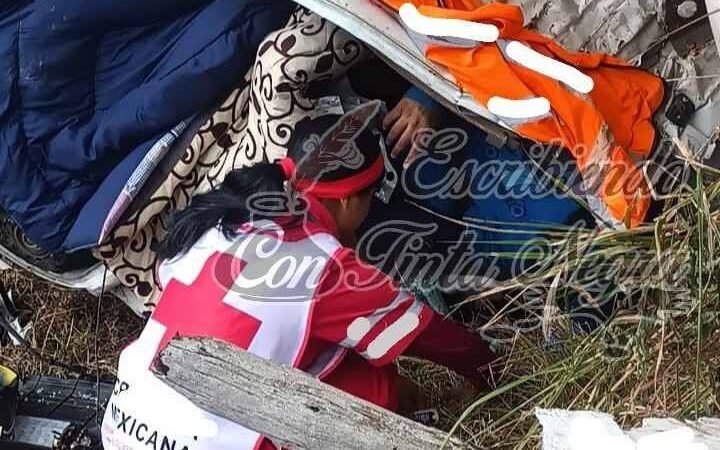 SE MATA TRANSPORTISTA EN VOLCADURA