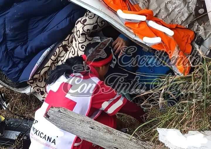 SE MATA TRANSPORTISTA EN VOLCADURA