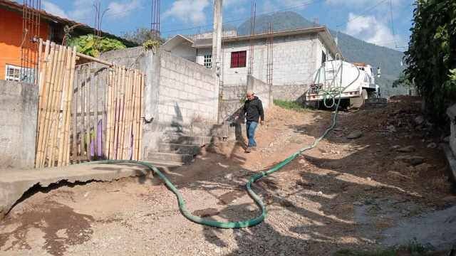 MANTIENE AYUNTAMIENTO DE CHOCAMÁN SUMINISTRO DE AGUA CON APOYO DE PIPAS