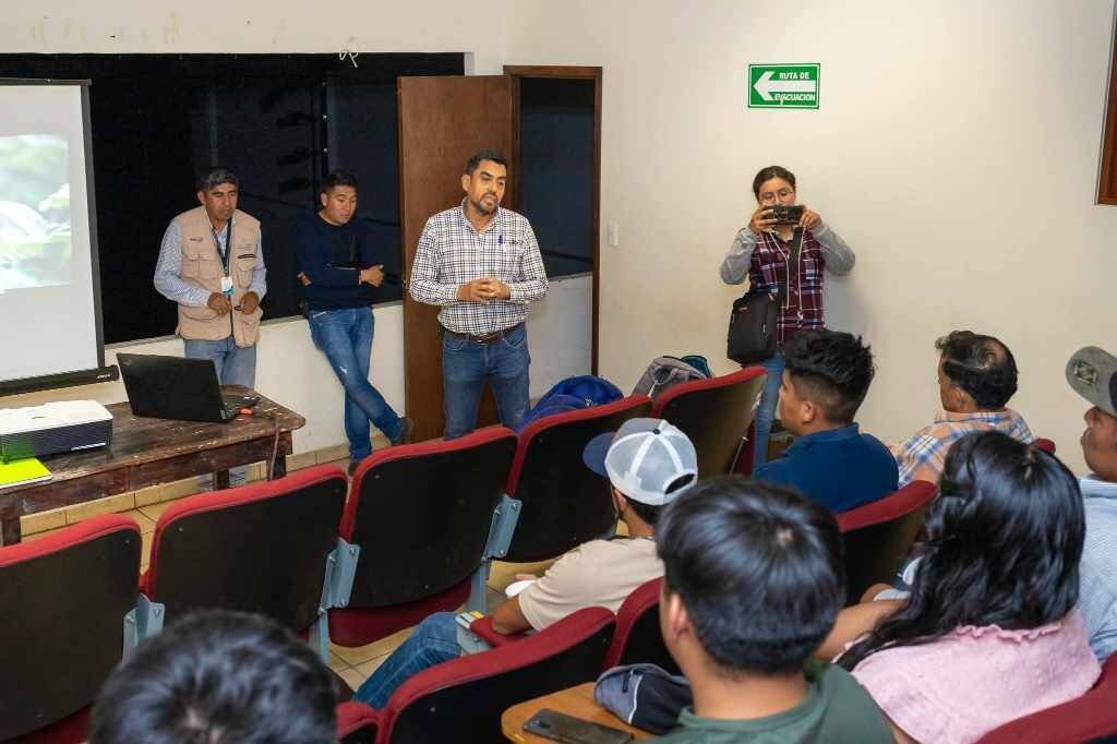 CAPACITAN A PRODUCTORES; BUSCAN MEJORAR CALIDAD DE CULTIVOS