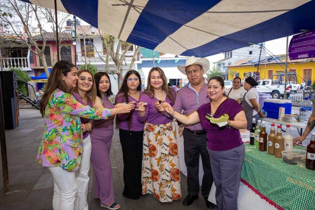 CELEBRAN BAZAR RAÍCES QUE FLORECEN