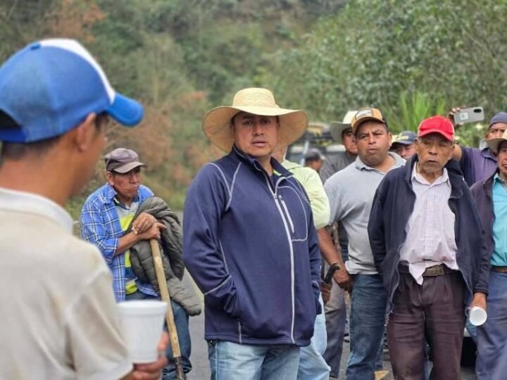 ENCABEZA ALCALDE DE ALPATLÁHUAC FAENAS EN LAS COMUNIDADES