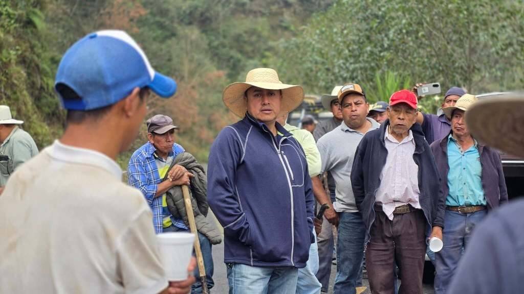 ENCABEZA ALCALDE DE ALPATLÁHUAC FAENAS EN LAS COMUNIDADES