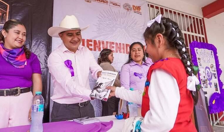 ALCALDE DE CALCAHUALCO REFRENDA COMPROMISO CON LA MUJER