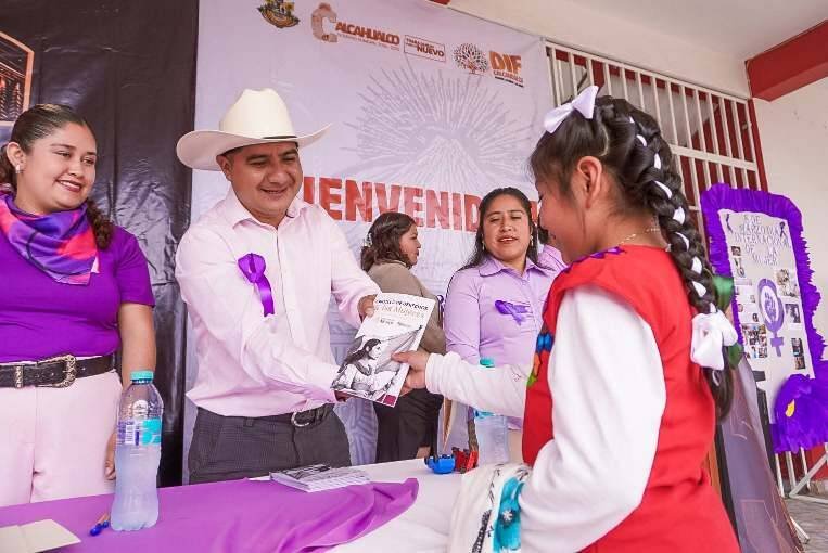 ALCALDE DE CALCAHUALCO REFRENDA COMPROMISO CON LA MUJER