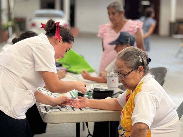 BRINDAN SERVICIOS DE SALUD A CLUB DE ABUELITAS DE CHOCAMÁN