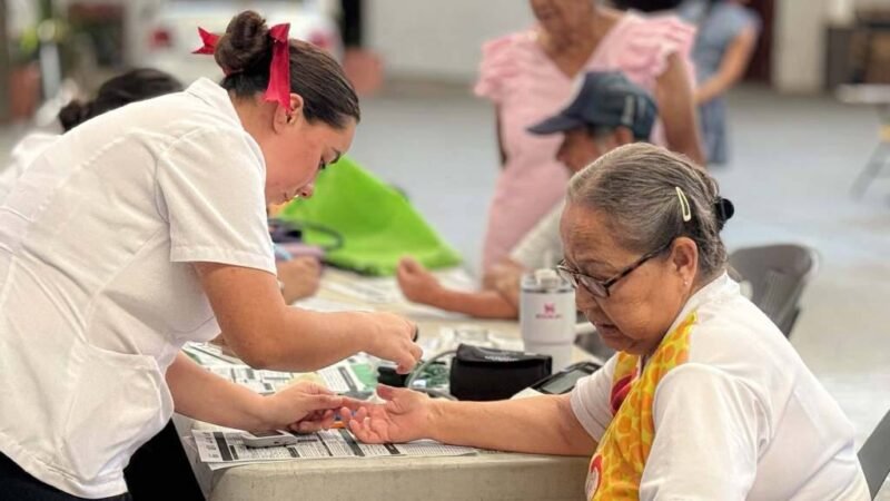 BRINDAN SERVICIOS DE SALUD A CLUB DE ABUELITAS DE CHOCAMÁN