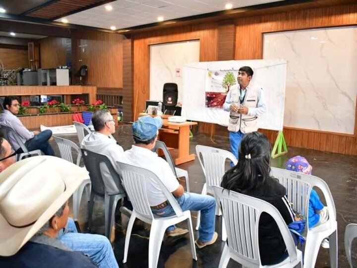 CAPACITAN A PRODUCTORES DE AGUACATE