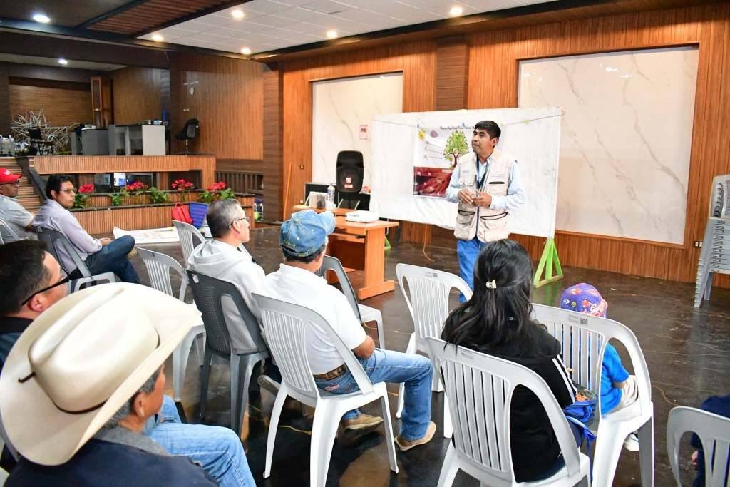 CAPACITAN A PRODUCTORES DE AGUACATE