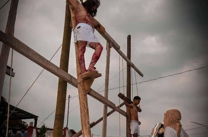 ALCALDE REFRENDA APOYO A VÍA CRUCIS DE TOMATLÁN