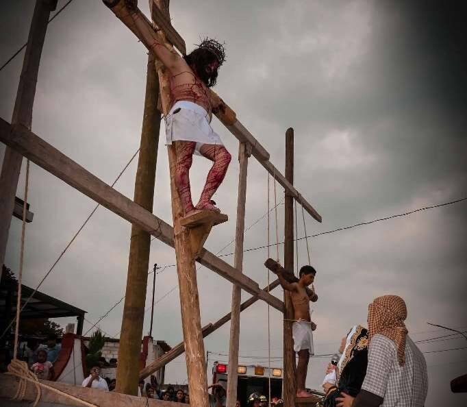 ALCALDE REFRENDA APOYO A VÍA CRUCIS DE TOMATLÁN