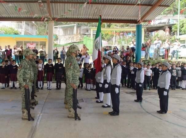 REALIZAN INCINERACIÓN DE BANDERA