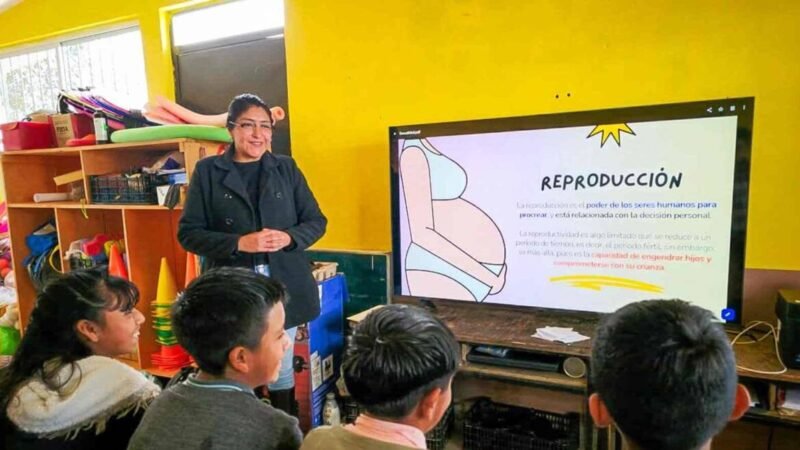 IMPARTEN CHARLA DE ORIENTACIÓN A ESTUDIANTES EN CALCAHUALCO