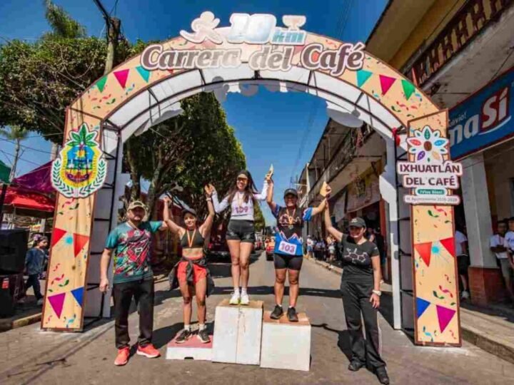 CELEBRAN CARRERA DEL CAFÉ EN IXHUATLÁN