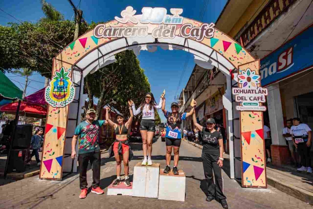 CELEBRAN CARRERA DEL CAFÉ EN IXHUATLÁN