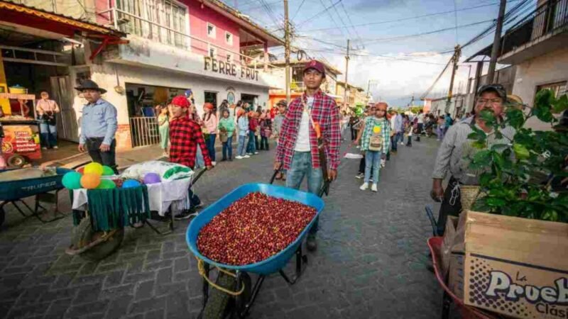 COLORIDO Y “CAFETERO” DESFILE EN IXHUATLÁN DEL CAFÉ