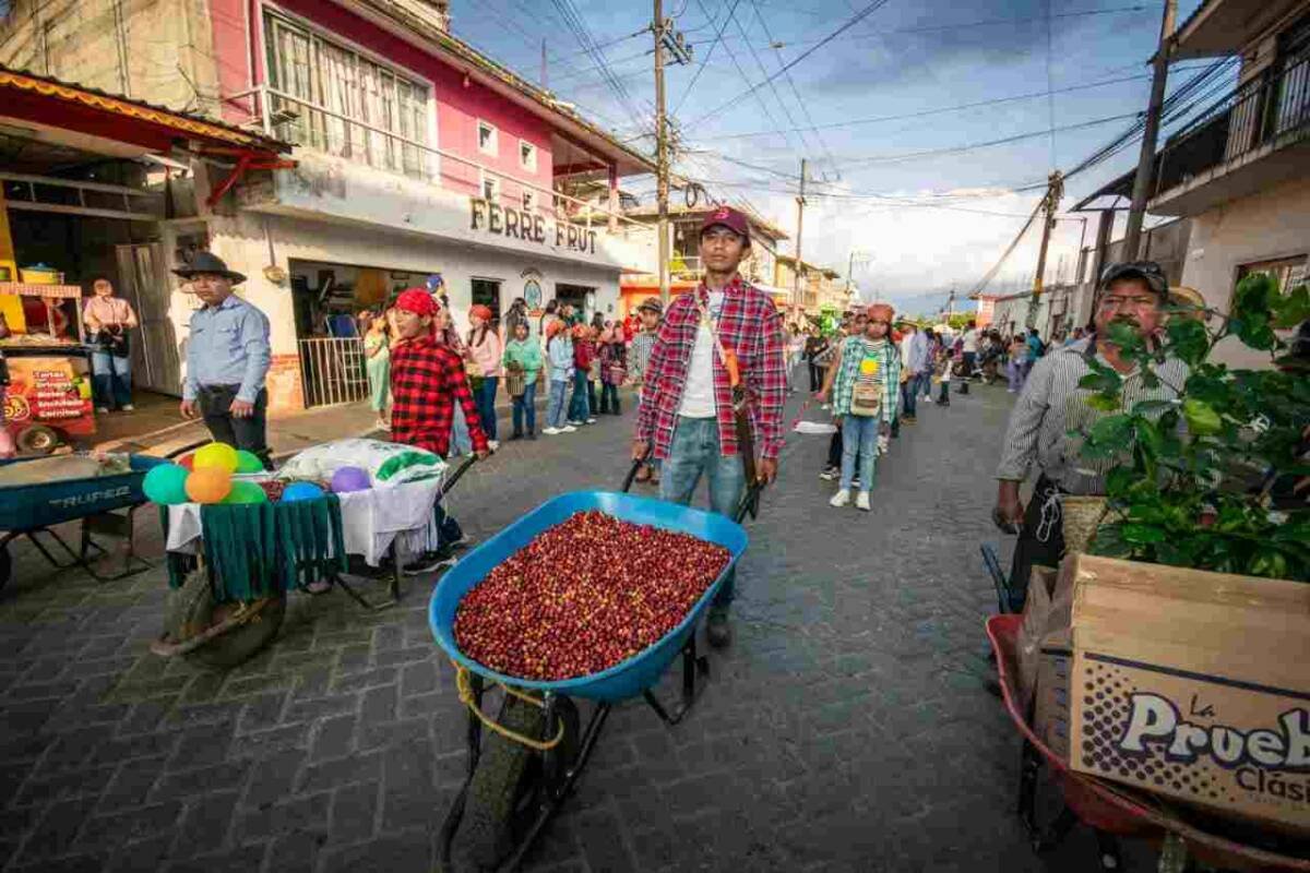COLORIDO Y “CAFETERO” DESFILE EN IXHUATLÁN DEL CAFÉ