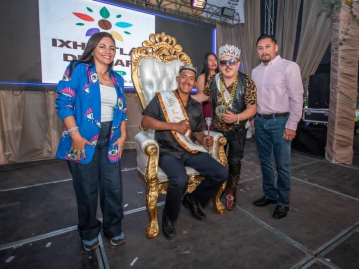 CORONAN A REY DE LA ALEGRÍA EN FERIA DE IXHUATLÁN DEL CAFÉ