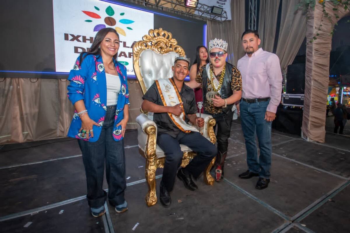 CORONAN A REY DE LA ALEGRÍA EN FERIA DE IXHUATLÁN DEL CAFÉ