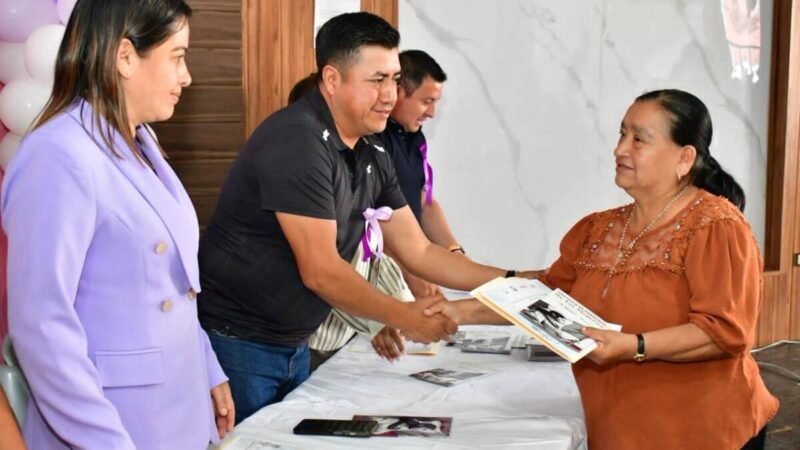 RECONOCEN A MUJERES DE ALPATLÁHUAC