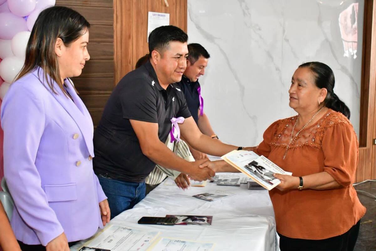 RECONOCEN A MUJERES DE ALPATLÁHUAC
