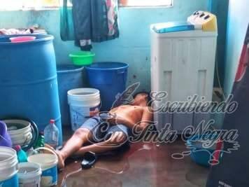 EJECUTAN A JOVEN FRENTE A SU FAMILIA