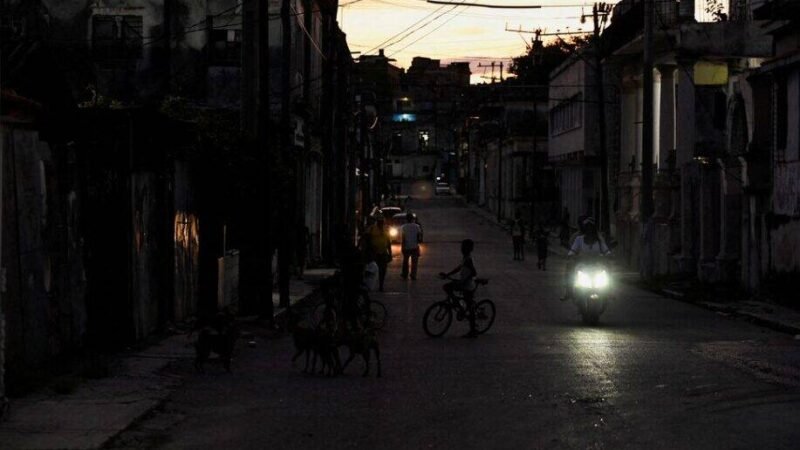 NUEVO APAGÓN EN CUBA DEJA A MÁS DE NUEVE MILLONES DE PERSONAS SIN CORRIENTE